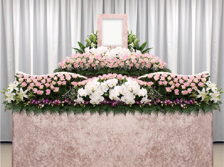 ピンクの花で作られた生花祭壇