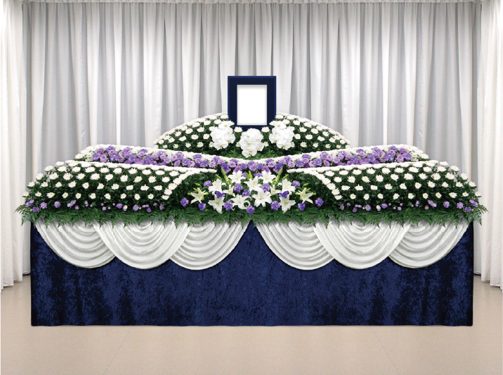 白と紫を基調に作られた豪華な生花祭壇
