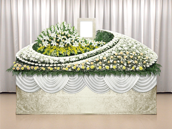 白と黄緑を基調に作られた豪華な生花祭壇